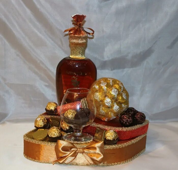 Букет с коньяком для мужчин своими. Коньячный букет для мужчины. Подарок бутылка коньяка. Букет из коньяка для мужчины. Конфетный букет с коньяком.