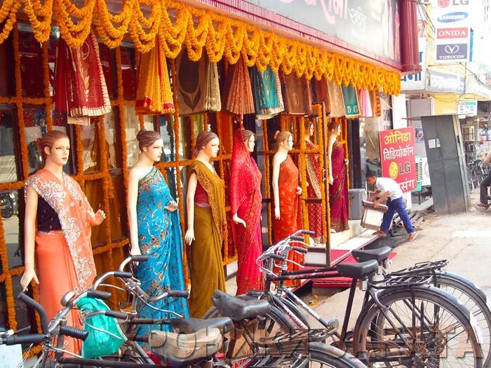 Баб бай. Магазин одежды в Нью-Дели. Нью-Дели халат. Городская съемка Дели. Джон стрейчи о Индии.