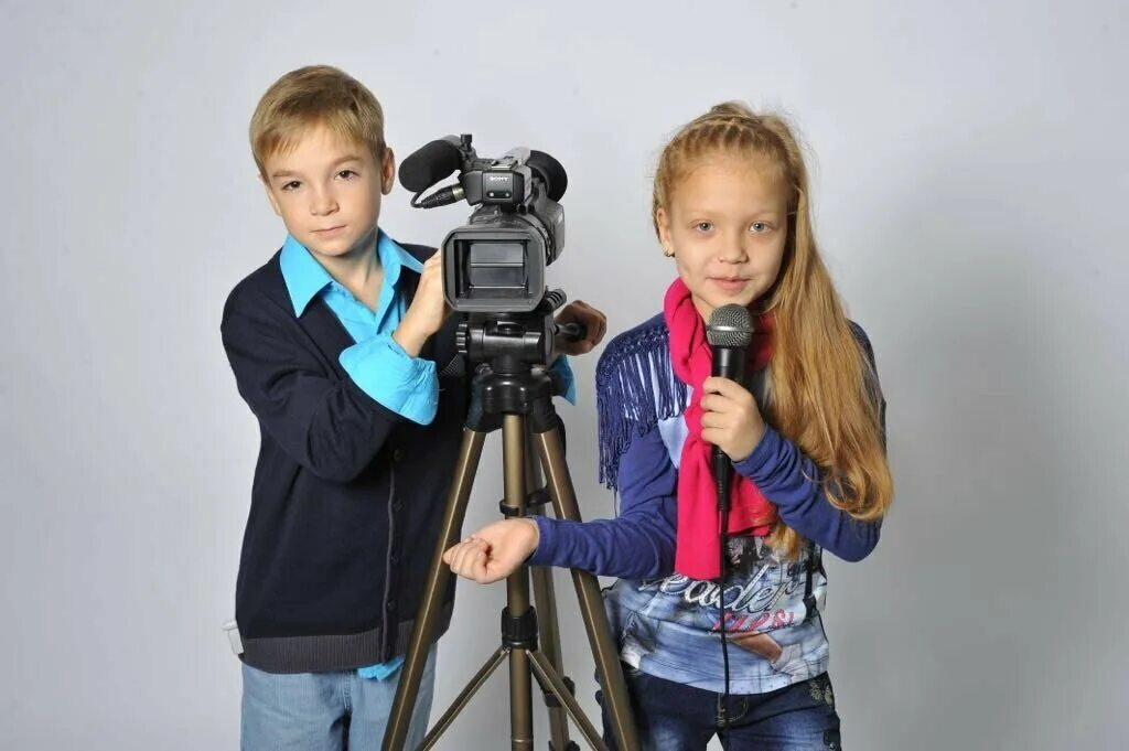 Интервью видео канал. Дети журналисты. Журналистика для детей. Телевизионная детская журналистика. Ребенок репортер.