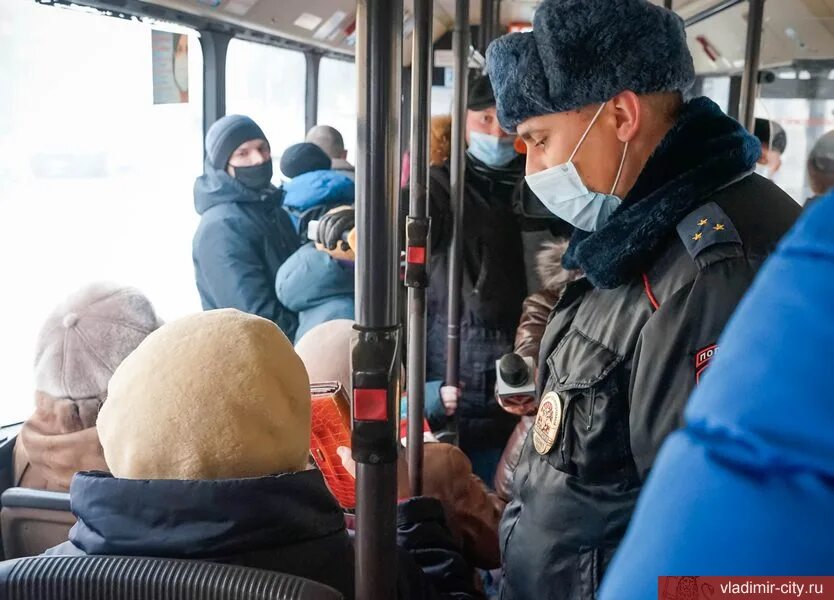Полиция проверяет маски в автобусах. Масочный режим в общественном транспорте. Рейд масочный режим в автобусах. Масочный режим. Оштрафовали в автобусе