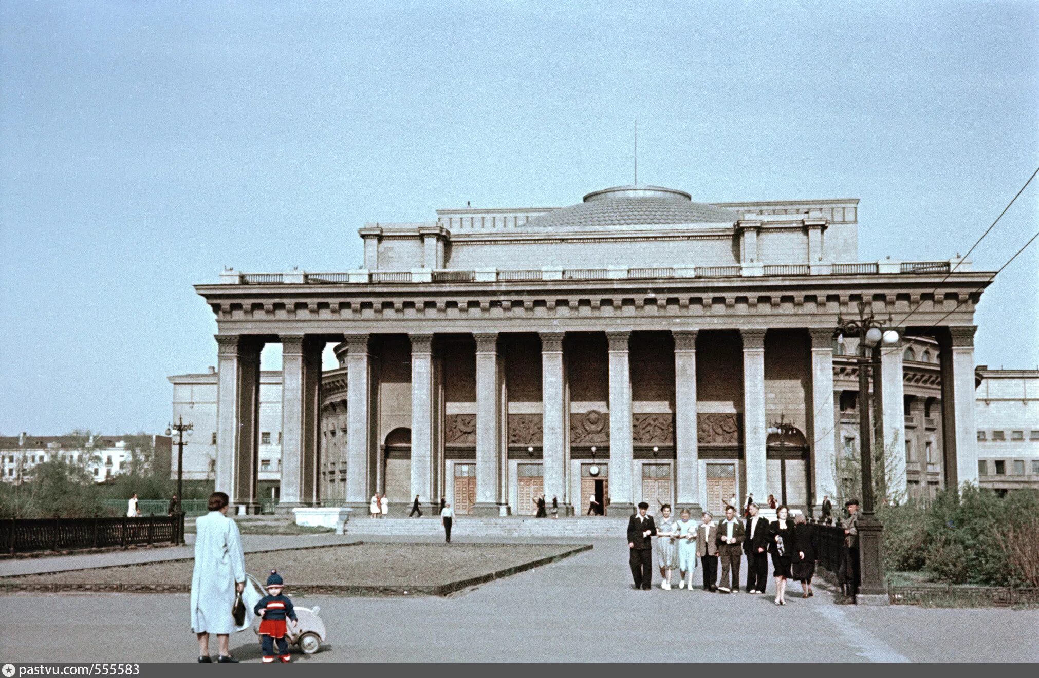 Оперный театр Новосибирск СССР. Новосибирский оперный театр в СССР. Оперный театр 1956 Новосибирск. Новосибирск в 50-е годы.