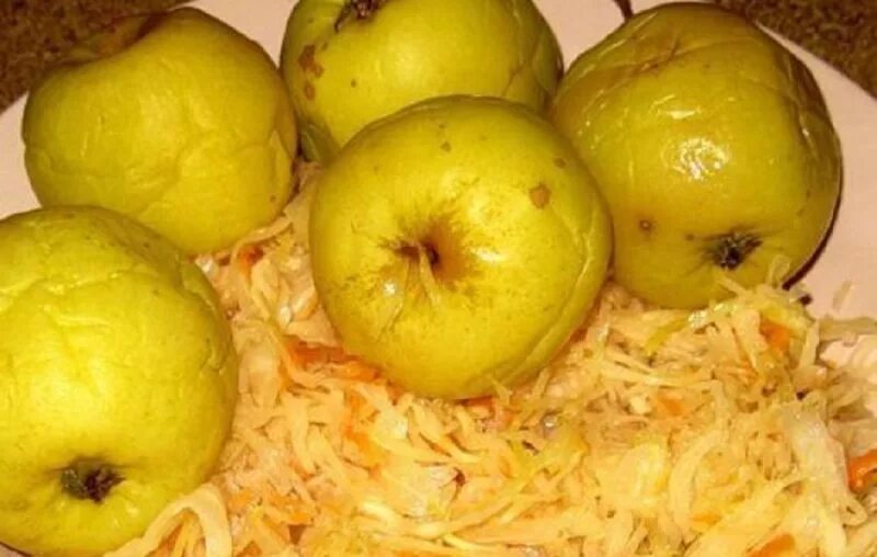 Рецепт моченых яблок с соломой. Капуста с яблоками. моченые яблоки. капуста квашеная с моченым яблоком. яблоки в капусте на зиму моченые.
