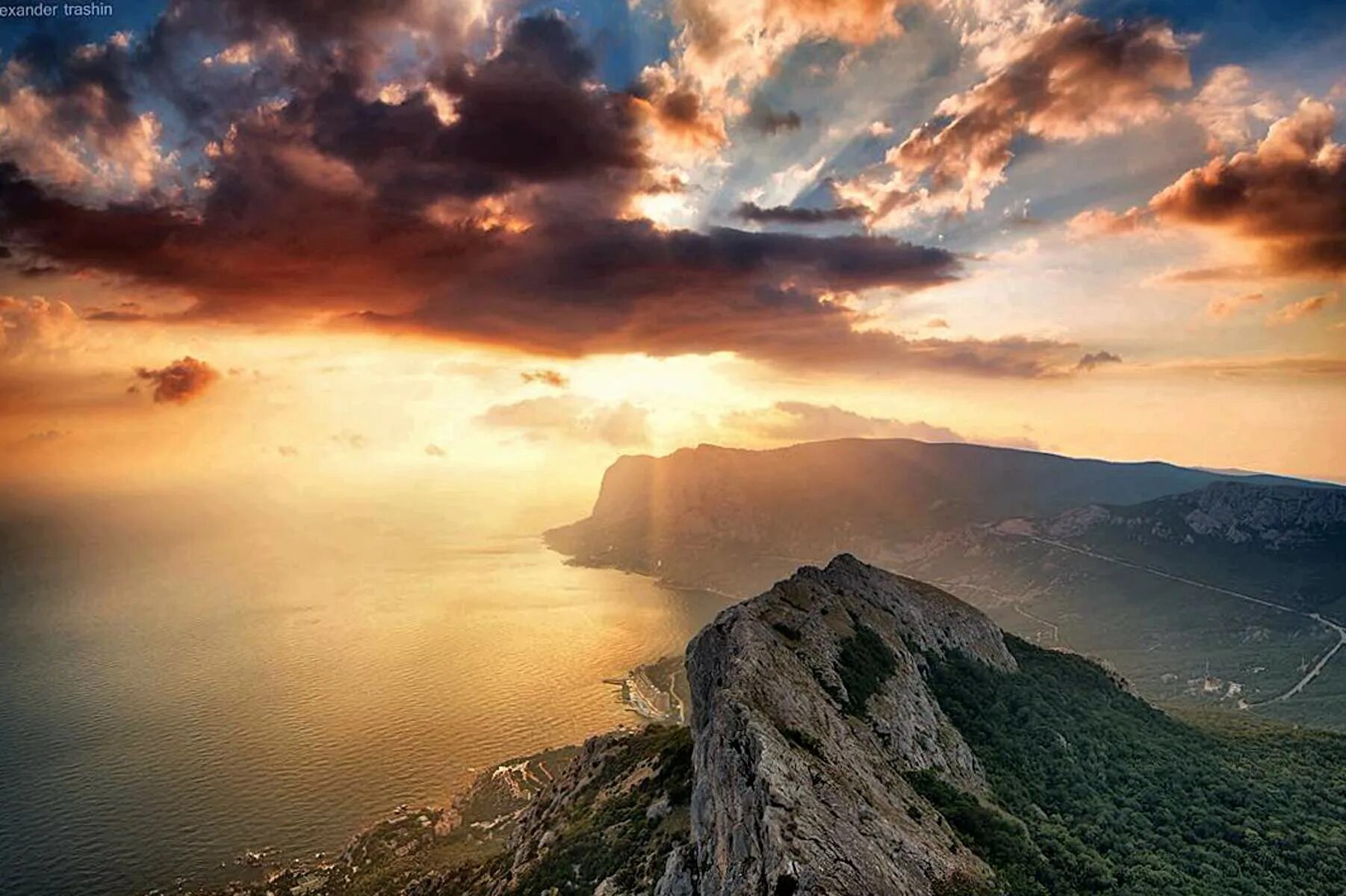 Что возвышается над морем. 10 островов. Что возвышается над морем. Море и горы. Обрыв у моря.