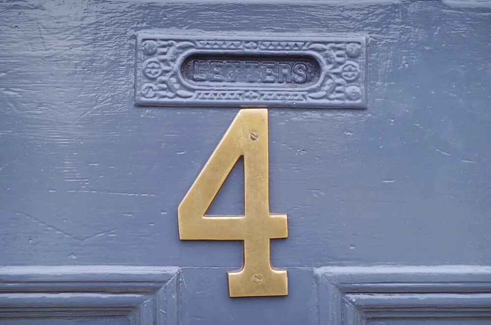 Цифра 4. Цифра 4 в красном круге. Од номер 4. Дом с цифрой 4. Кружок с цифрой 4.