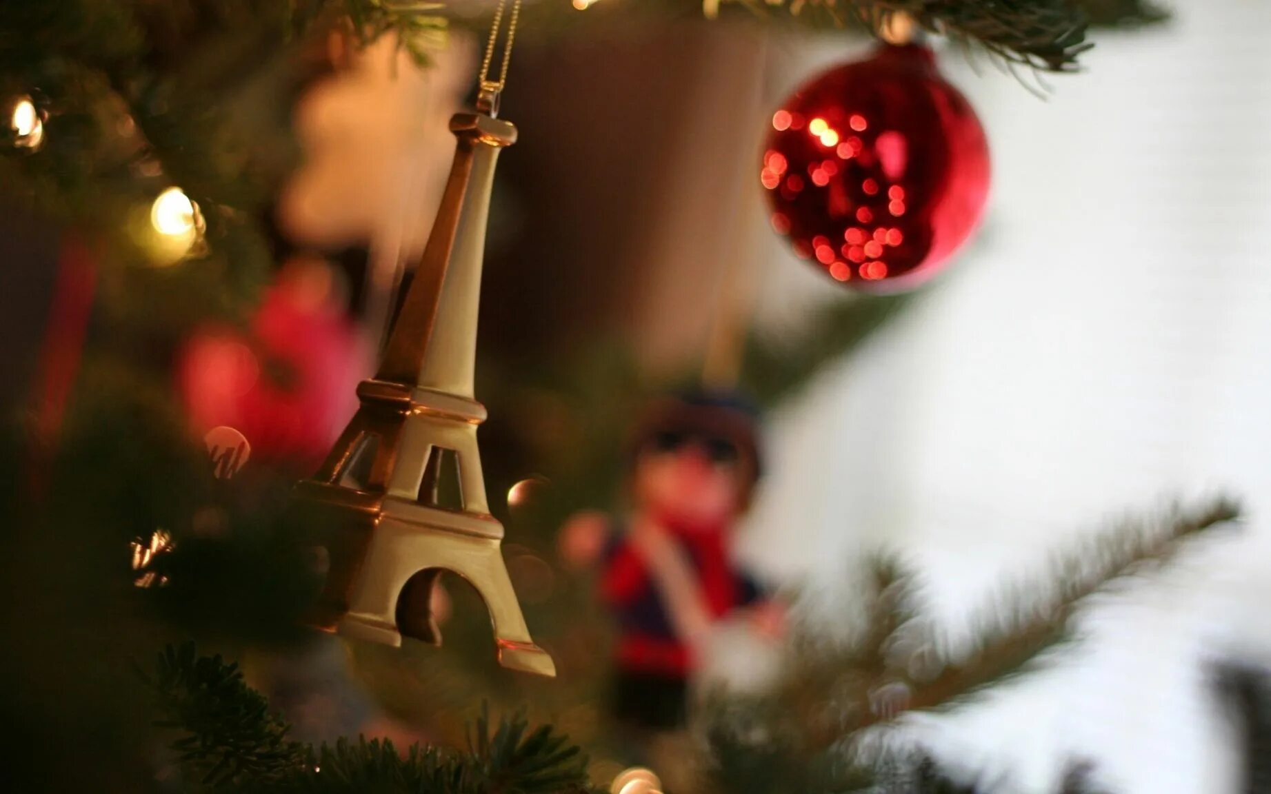 Рождество елка. Новогодние картинки. Новогодние обои на рабочий стол. Новый год во Франции. Колена новый год