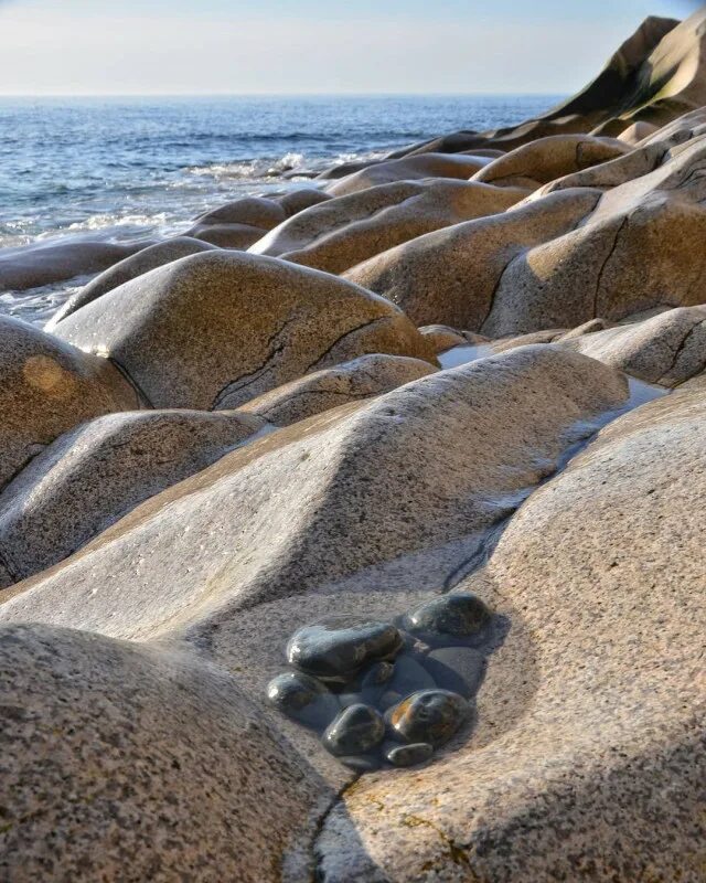 Отполированные скалы. Бараньи лбы Карелия. Камни скалы вода. Камни в воде Саратовская область. Почему вода камень точит