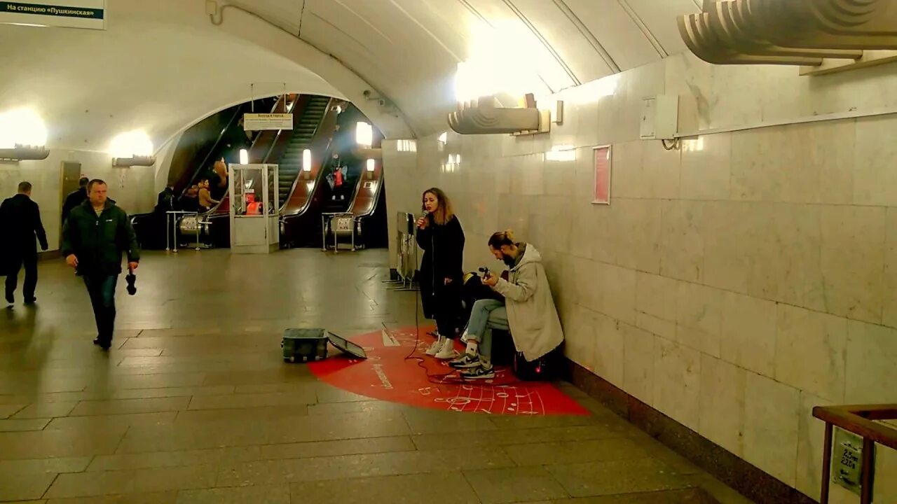 Метро чеховская театр. Чеховская станция метро москва. пушкинская чеховская пересадка. концерт в метрополитене в москве. метро мьюзик.