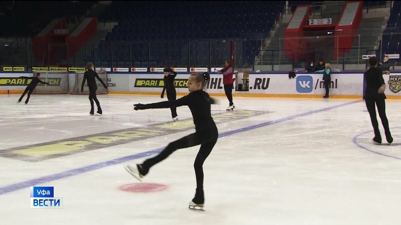 Фигурное катание кондрово ледовый дворец. Катание на коньках. Мастер катания. Фигурное катание великий новгород. Люди катаются на коньках.