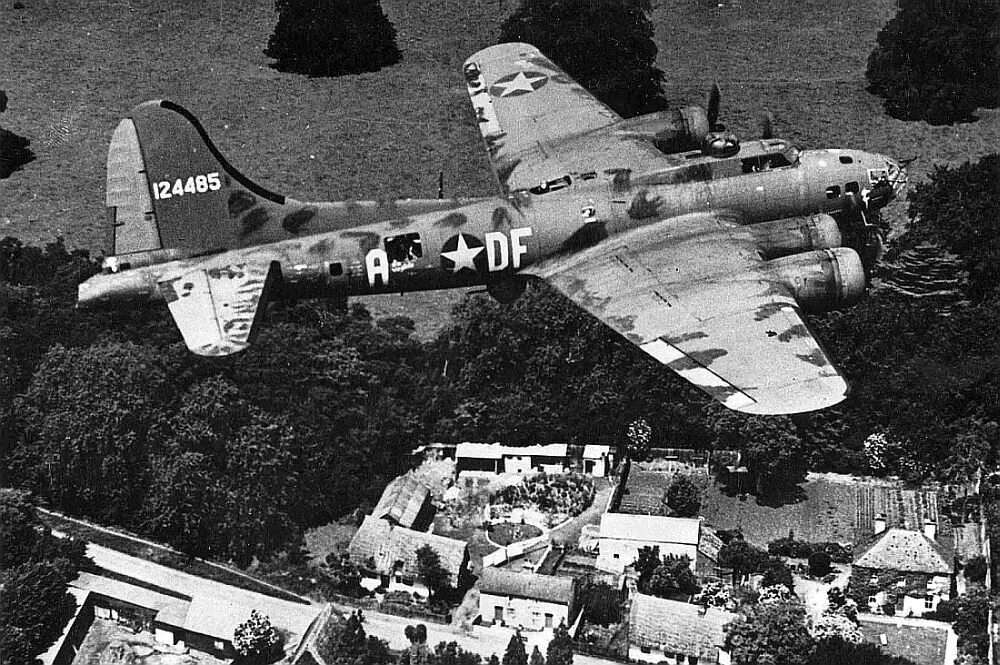 Б 17 кг. Boeing b-17. Cамолет b-17f Memphis Belle. B 17 бомбардировщик. Boeing b17 Memphis Belle.