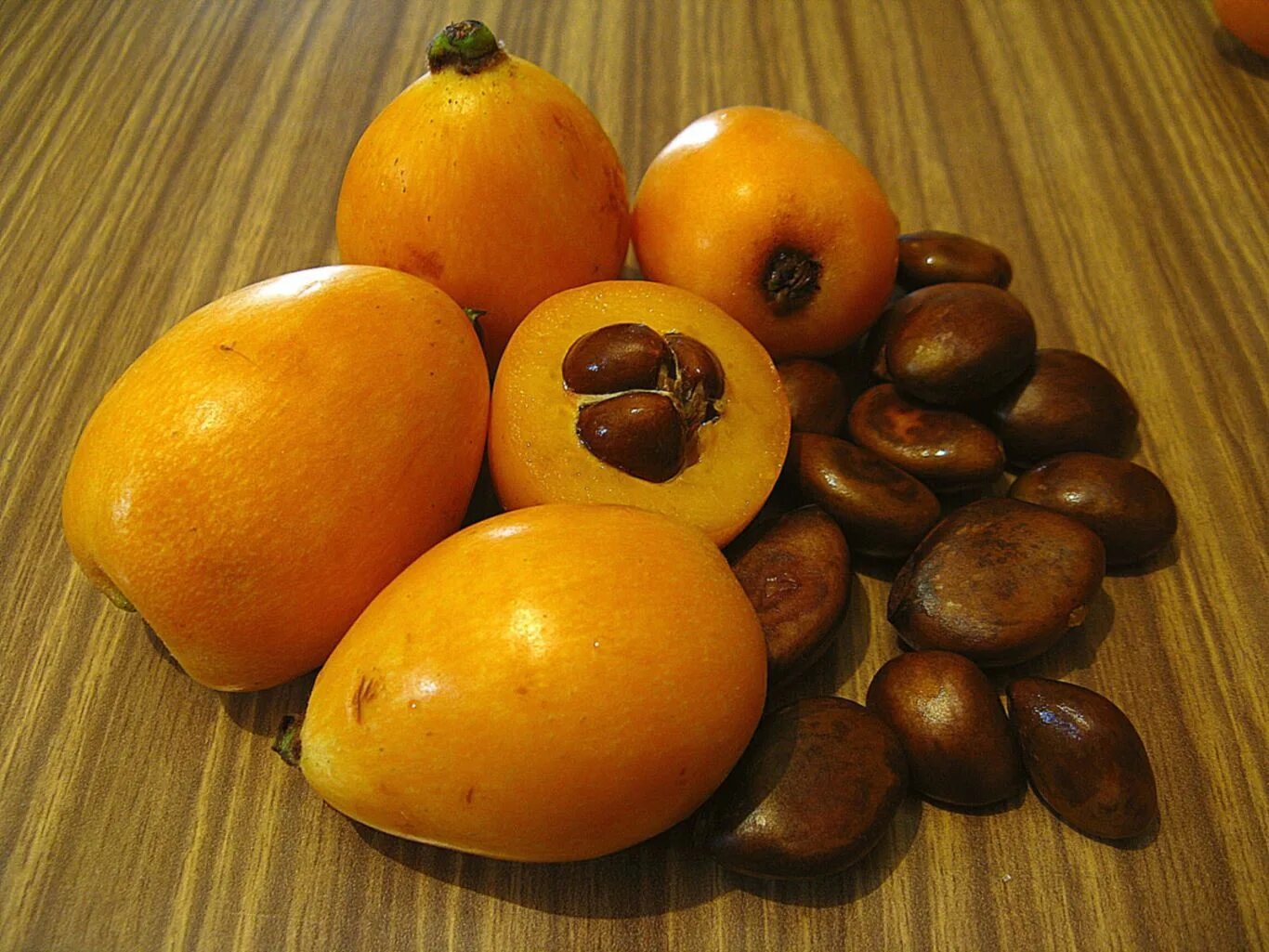 Мушмула Азгиль. Унаби мушмула. Мушмула Кавказская. Оранжевый фрукт мушмула.