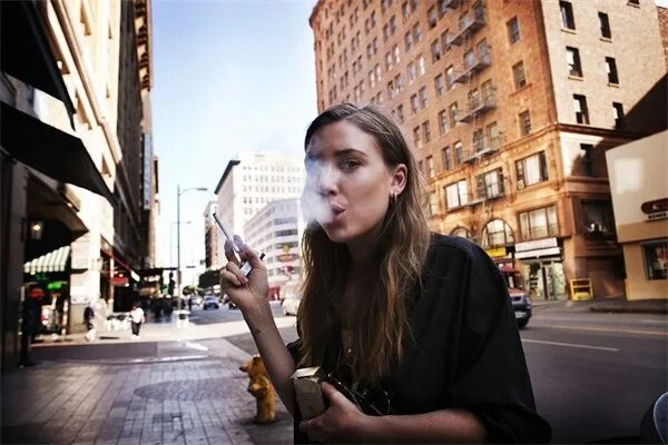 Little bit lykke перевод. Lykke li курит. little bit люкке ли. lykke li отношения. андрес манон фотограф.