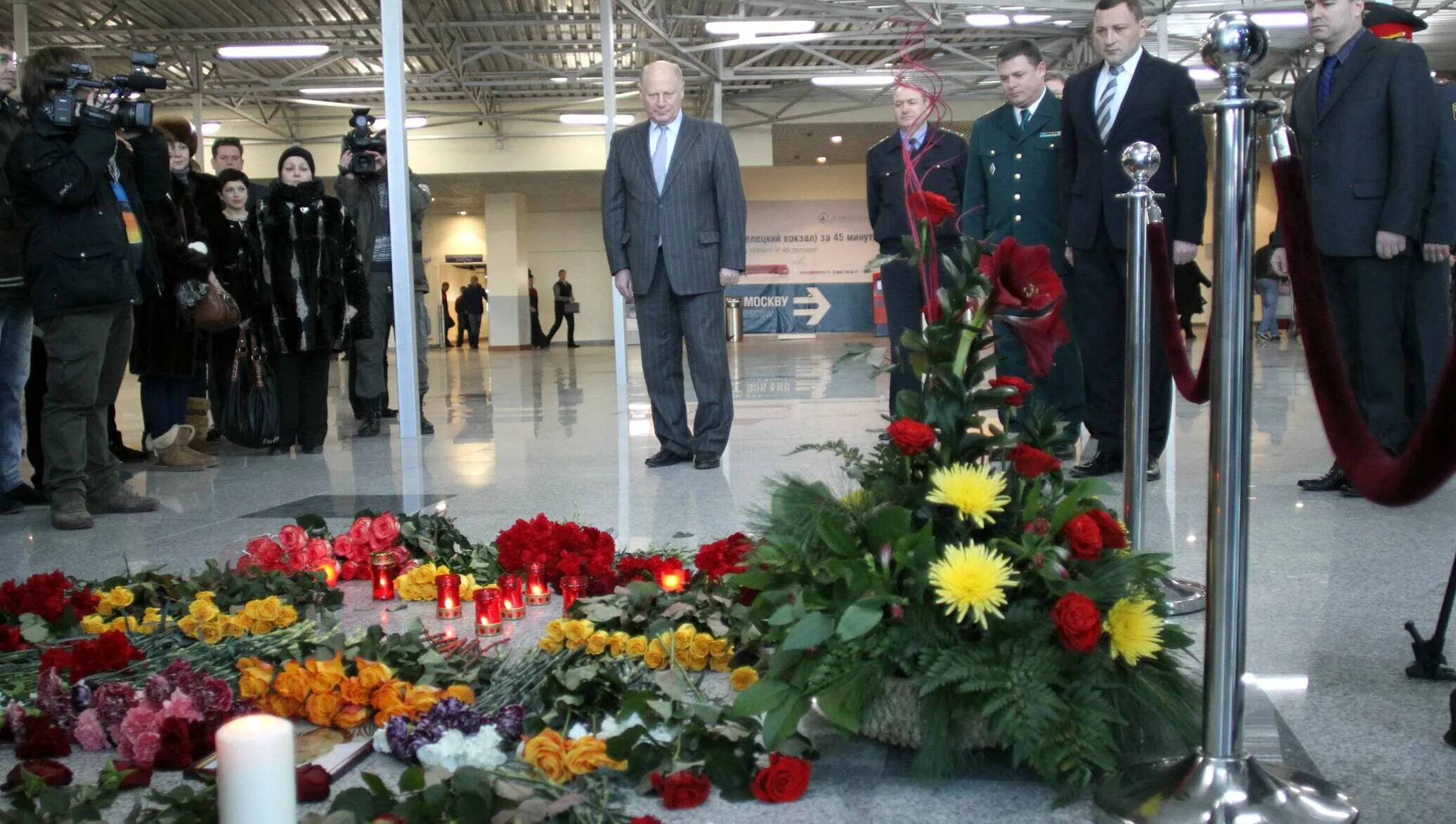 24 января 2011 домодедово. Теракт в аэропорту Домодедово 2011. Взрыв в аэропорту Домодедово 2011. 24 Января 2011 года в Московском аэропорту Домодедово. 24.01.2011 Домодедово теракт.