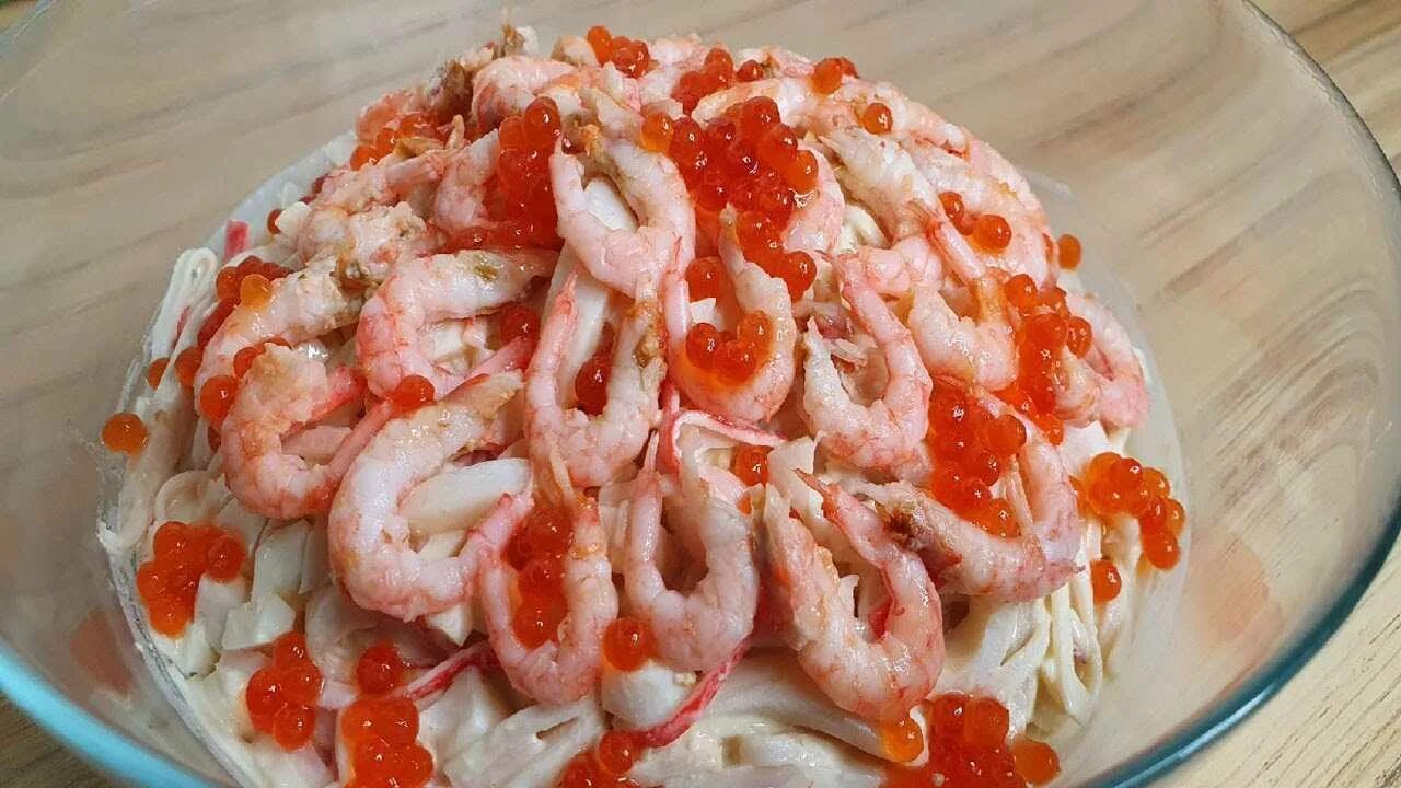 Салат кальмары креветки крабовые палочки сыр. Салат морской нептун. салат нептун с креветками и кальмарами и красной икрой. салат шикуем с кальмаром и красной икрой. салат нептун с красной икрой и кальмарами.