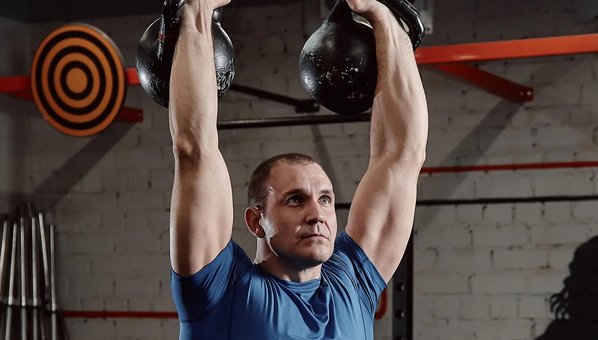 тренировки с гирями для бойцов. отработка ударов с гирей. тренировка с гирей для удара. иван денисов гиревик. упражнения с гирей.