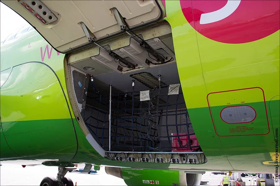 отсек самолета где находится. грузовой отсек аэробус а 320. багажно грузовой отсек самолета боинг 737. боинг 747 yal-1. ан-225 мрия кабина.