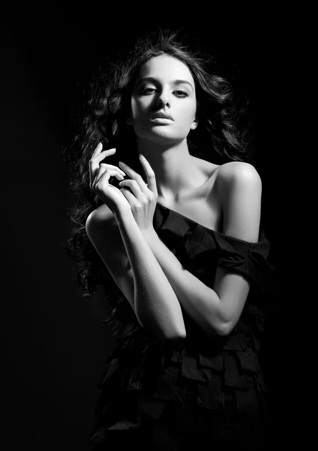 Образы для фотосессии в студии. Черно белая фотосессия. Чб фотосессия в студии. Анастасия щеглова лебедева. Сернобелая фотосессия.