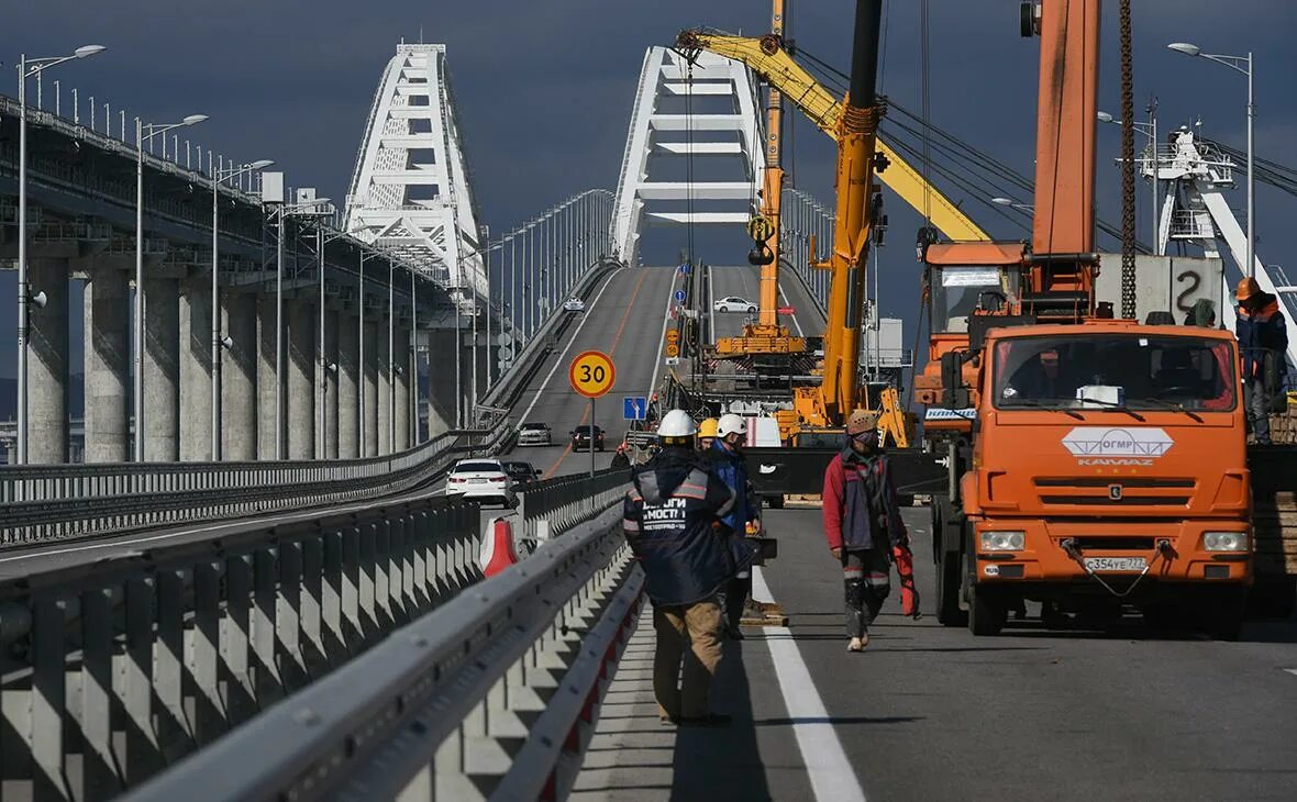 Движение через крымский мост. Хуснуллин Крымский мост. Крымский мост Хаснулин. Крымский мост 2023 год. Крымский мост движение.