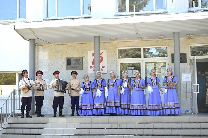 Погода на завтра семикаракорск. Хор учителей города Семикаракорска. Семикаракорск школа. Семикаракорск школа 1. Единая Россия Семикаракорск.