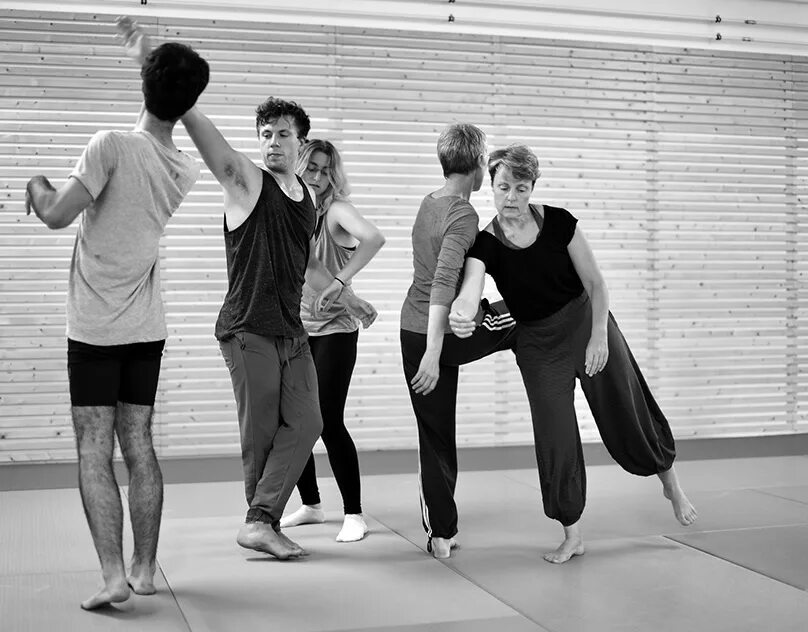 Фитнес в офисе. Танцы на работе. Веселье в офисе. Веселье в офисе. Импровизация в танце.