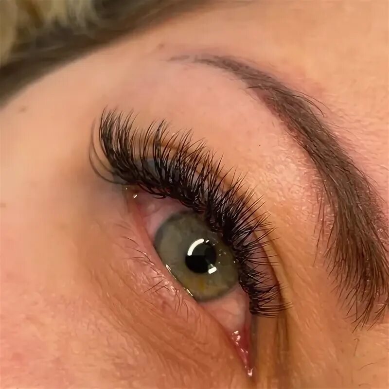 Нарощенные ресницы и брови. Наращивание ресниц классика 14мм. Нарастить ресницы. Нарощенные ресницы с синими вставками. Наращивание ресниц гагарин.