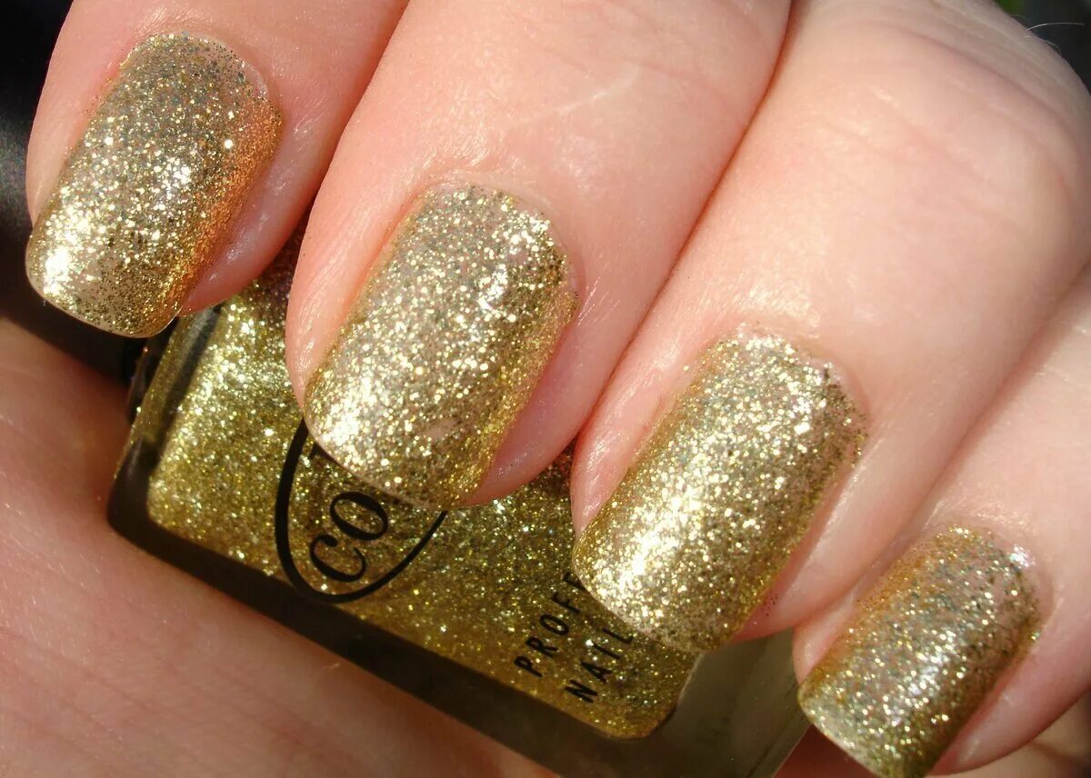 Золотистый дизайн. Золотые ногти. Маникюр золото. Золотой маникюр. Ногти с золотыми блестками.