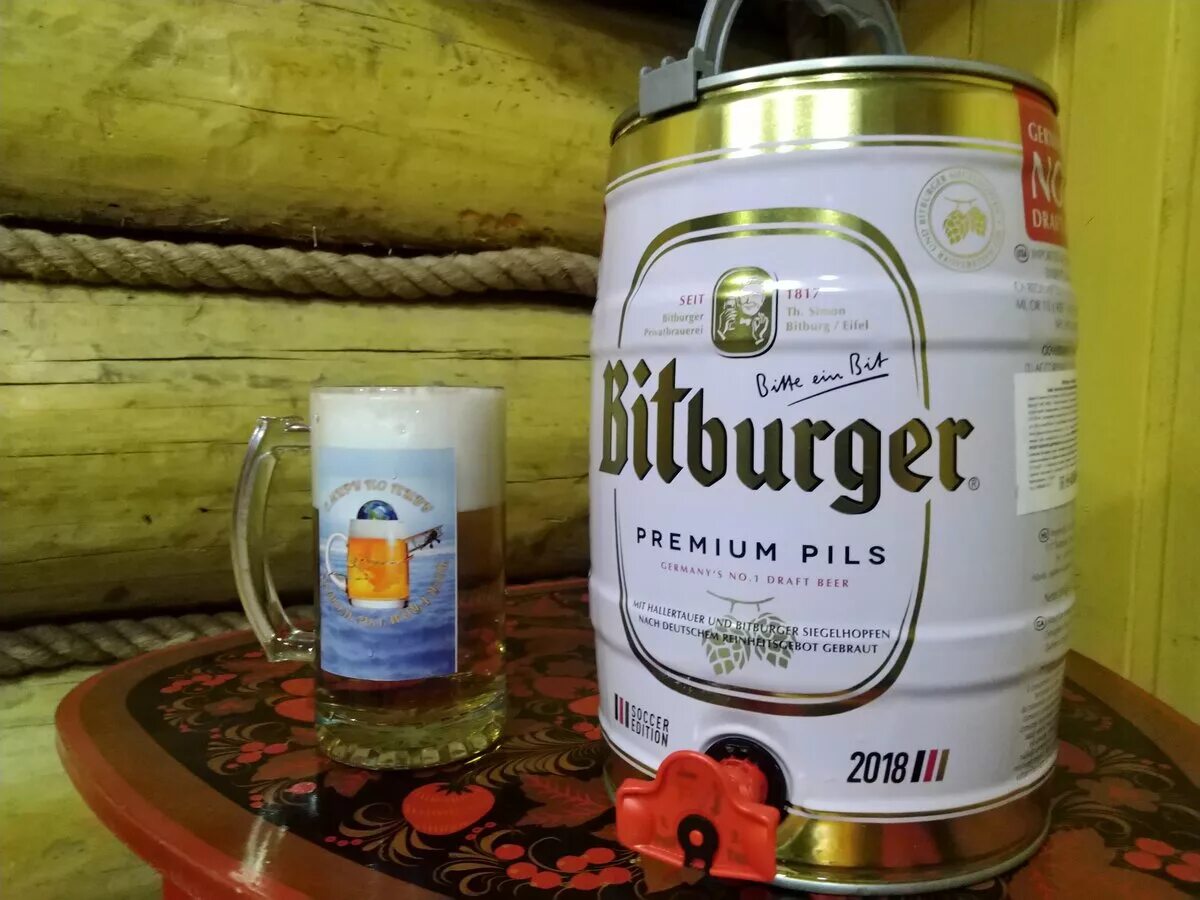 Bitburger Premium pils пиво. Бочонок Хайнекен 5л. Пиво в бочонке 5. Пиво бочонок в Пятерочке 5.