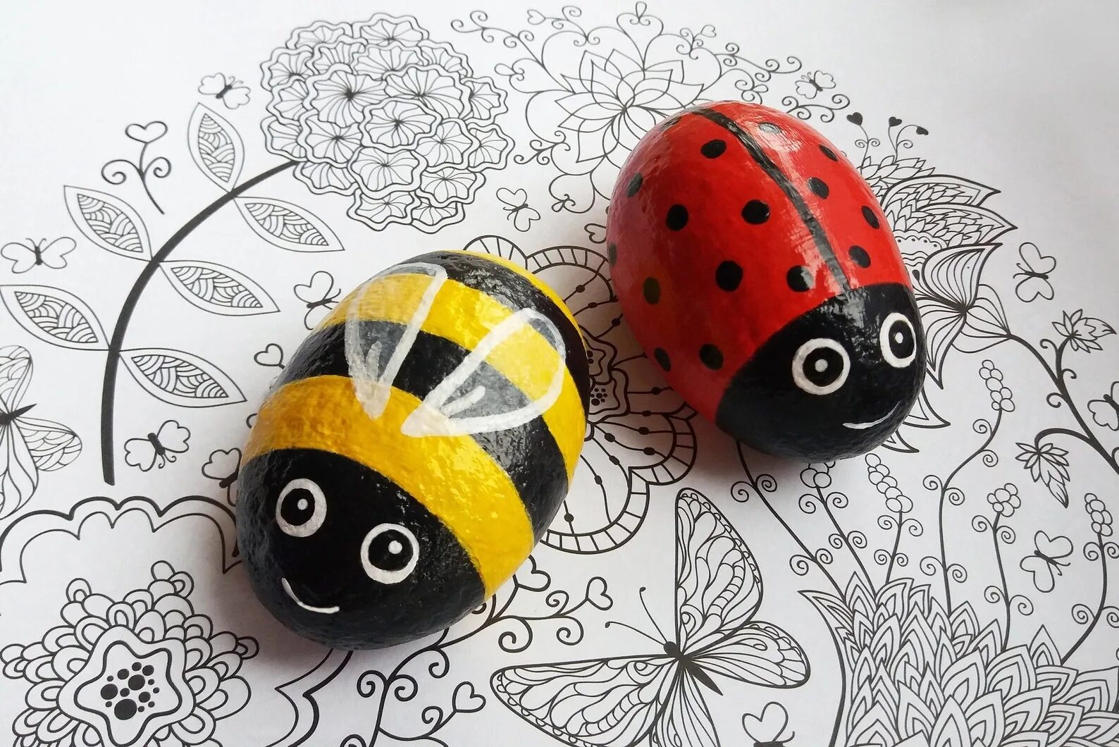 Разрисованные бочки для сада. Божья коровка из камня. Как разукрасить поделки. Разрисованные камни для сада. Пчелка на камне.