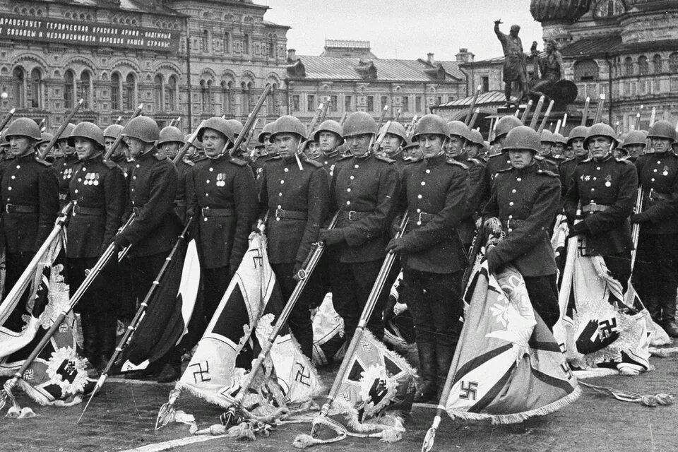 Где проходил первый парад. Парад Победы 1945г. Первый парад Победы 24 июня 1945 года. Кадры Победы 1945. Штандарты фронтов на параде Победы 1945.