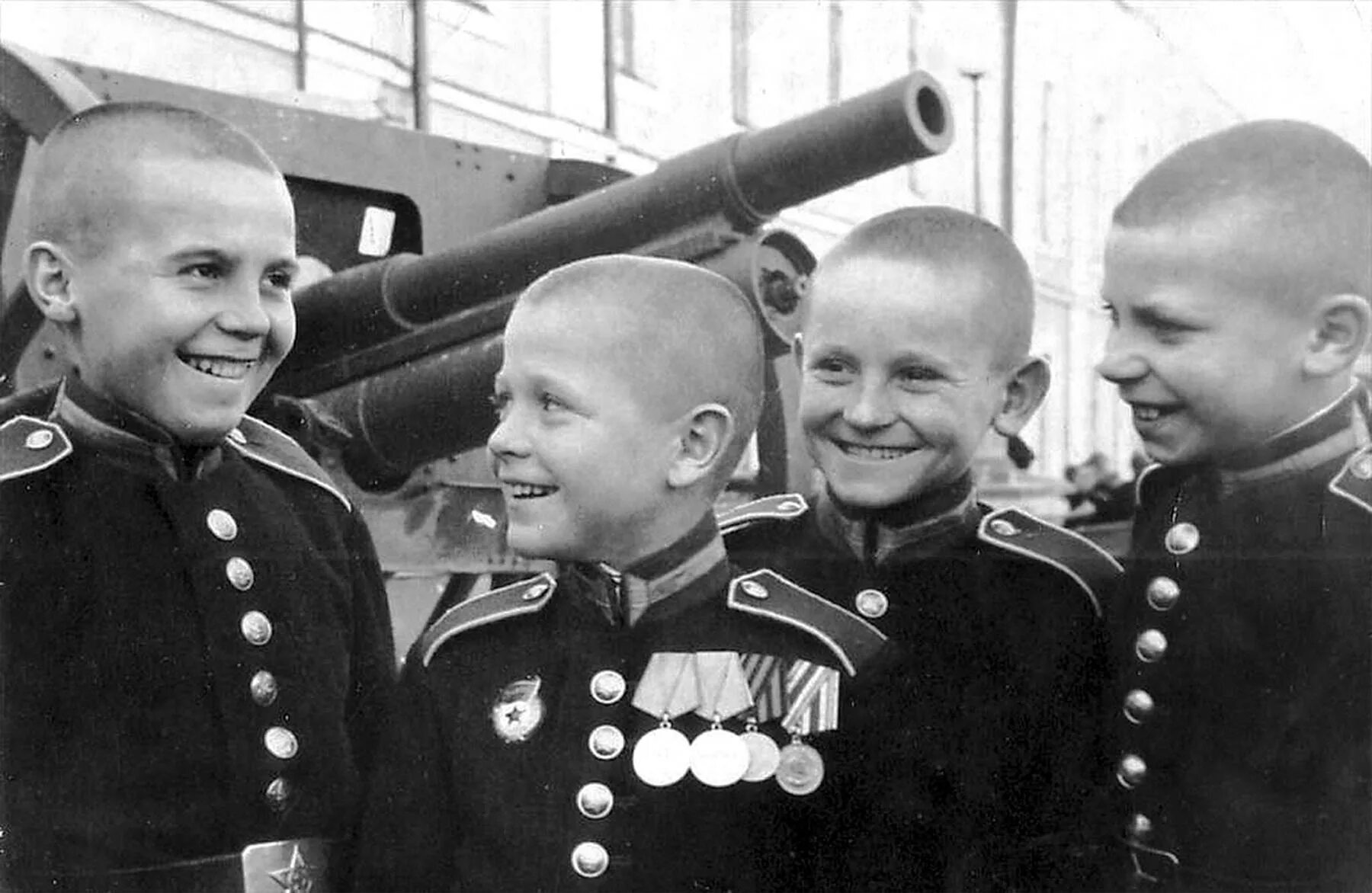 Кадеты суворовцы и нахимовцы. Суворовцы 1943 года. Суворовское училище 1943 год Калинин.