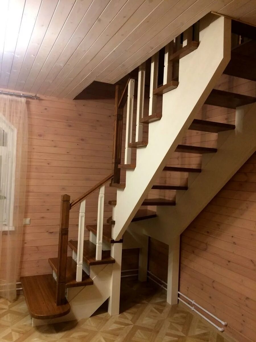 Деревянная лестница на второй с поворотом. Лестница на 2 косоурах. Лестница 90 градусов с забежными ступенями. Прямая лестница с забежными ступенями снизу. Поворотная лестница.