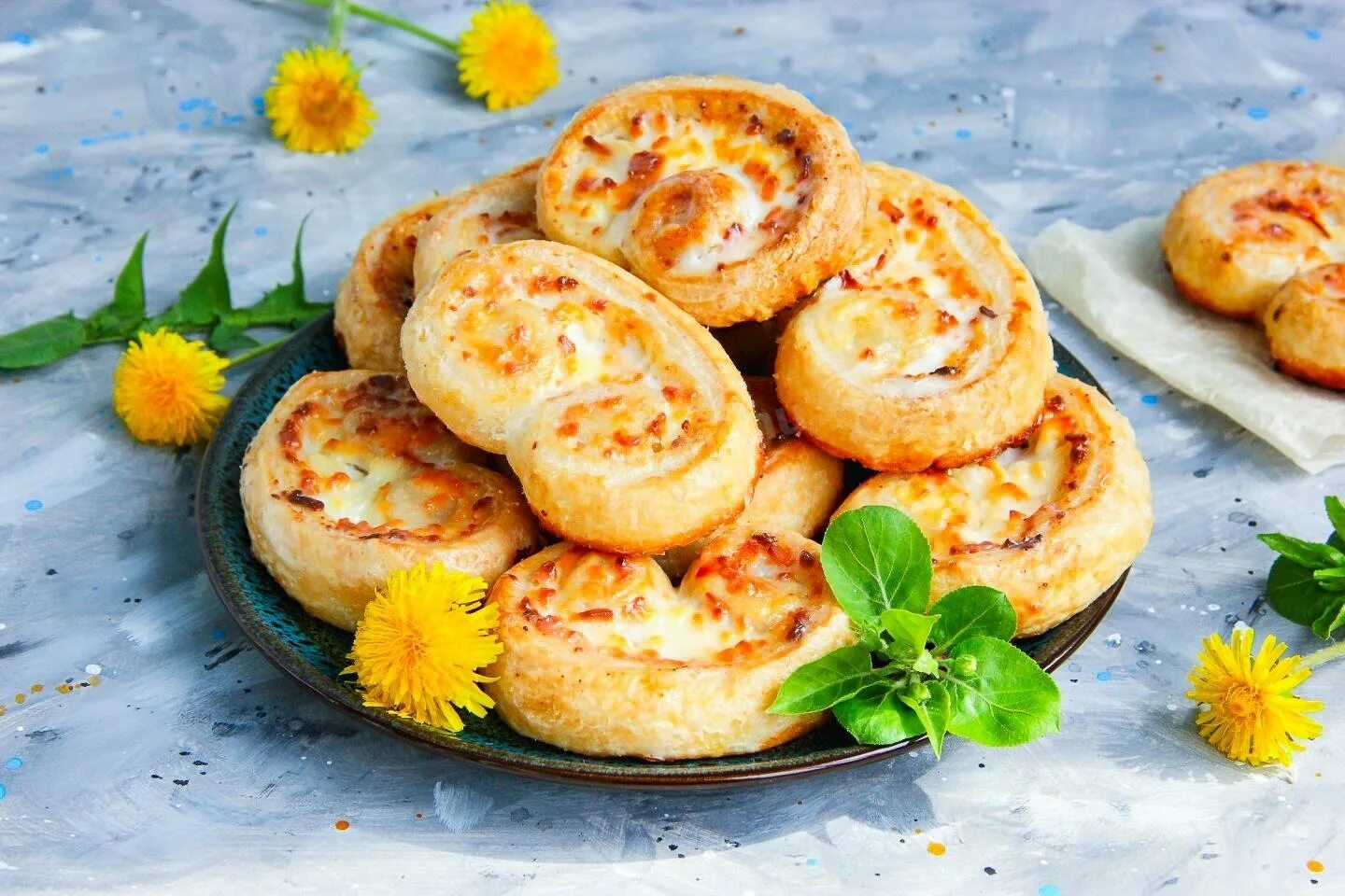 Вкусные рецепты из творога булочки. Завитушки с творогом в сметанной заливке. творожные булочки. булочки завитушки с творогом. завитушки с творогом из дрожжевого теста.