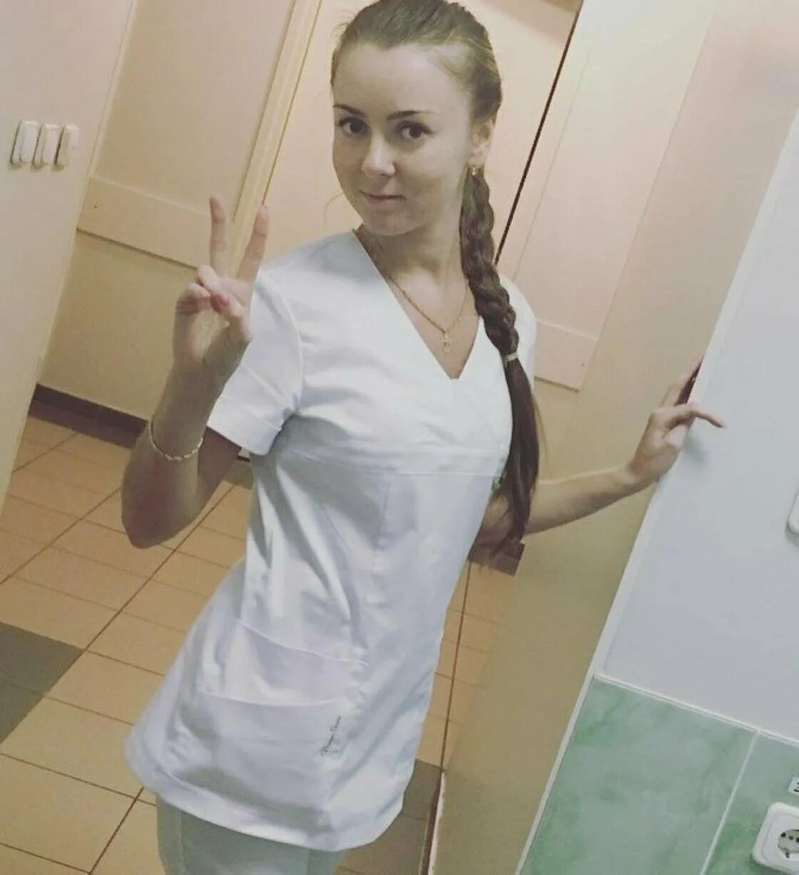 Ножонка. Красивые медсестры. Красивые девушки медсестры. Молодые медсестры. Самая красивая медсестра.