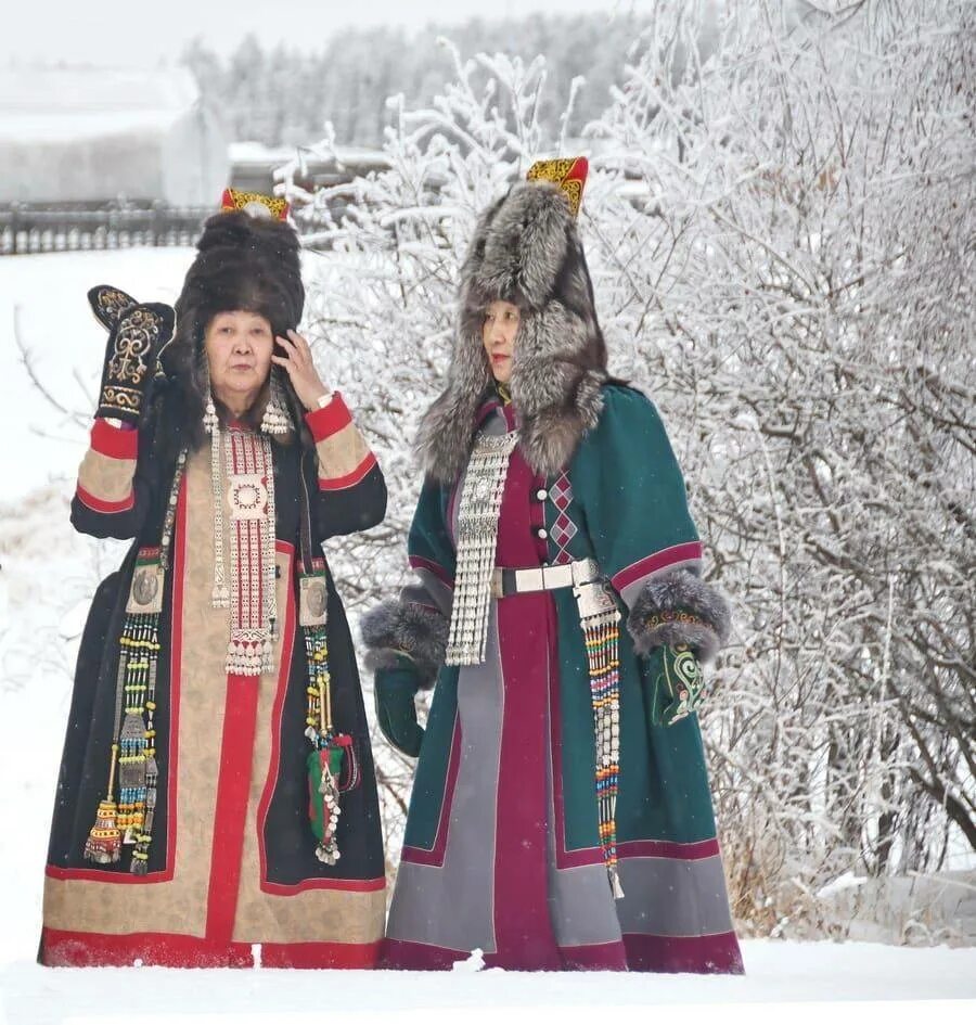 Национальный костюм Саха якутов. Якутский национальный костюм якуты. Национальный костюм народов Республики Саха Якутия. Саха костюм якутов. Якутская традиционная