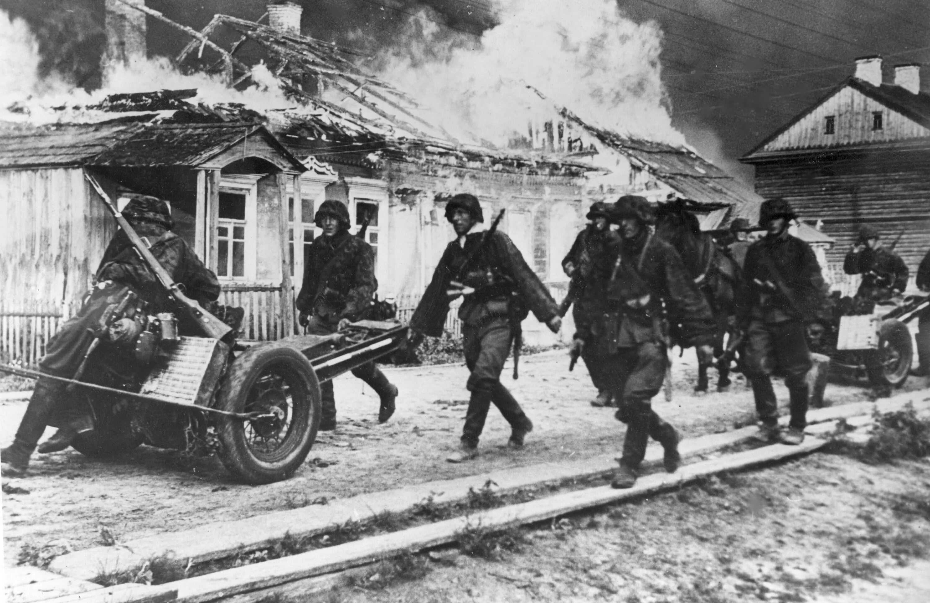Атакует село. Немецкие войска 1941 в деревне.