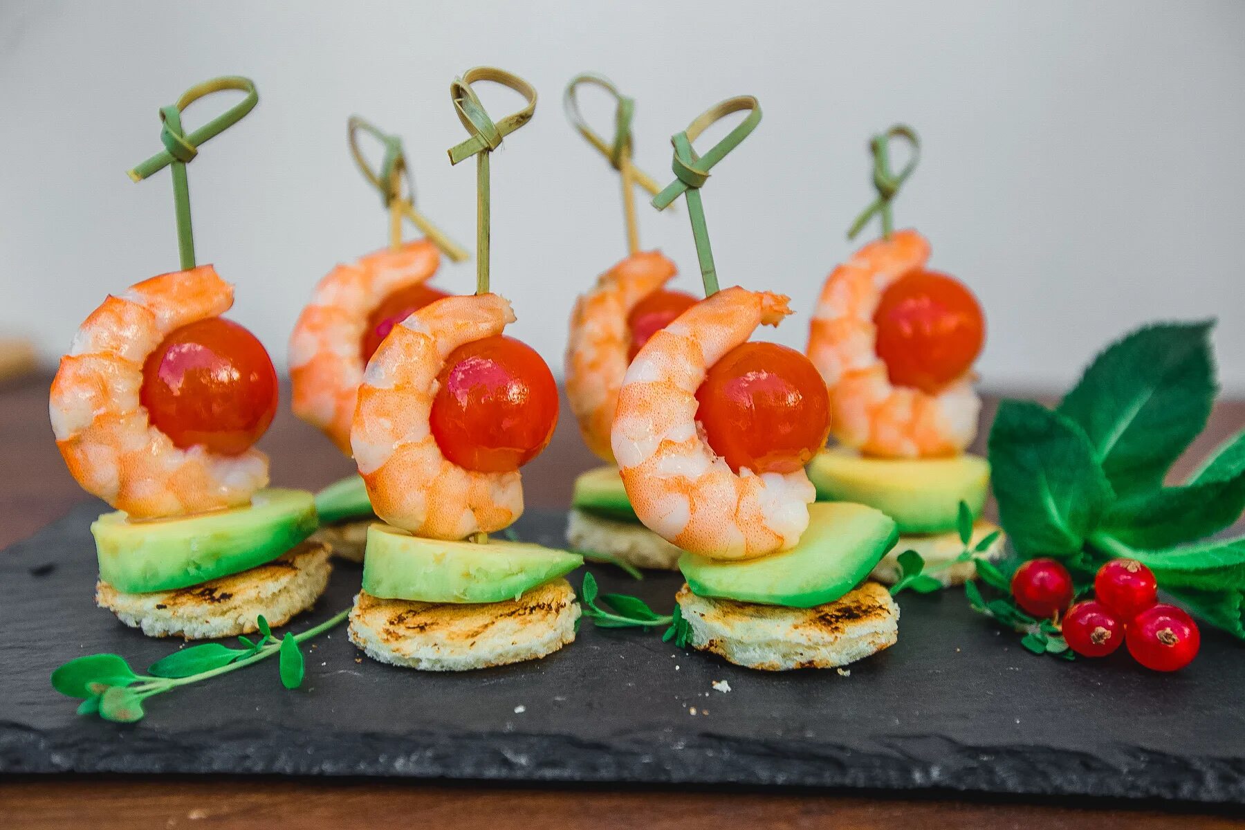Канапешки с креветками на шпажках. Канапе лангустины моцарелла. Канапе с креветками на шпажках на праздничный. Канапе с креветками и ананасом. Канапе с креветками и ананасом.