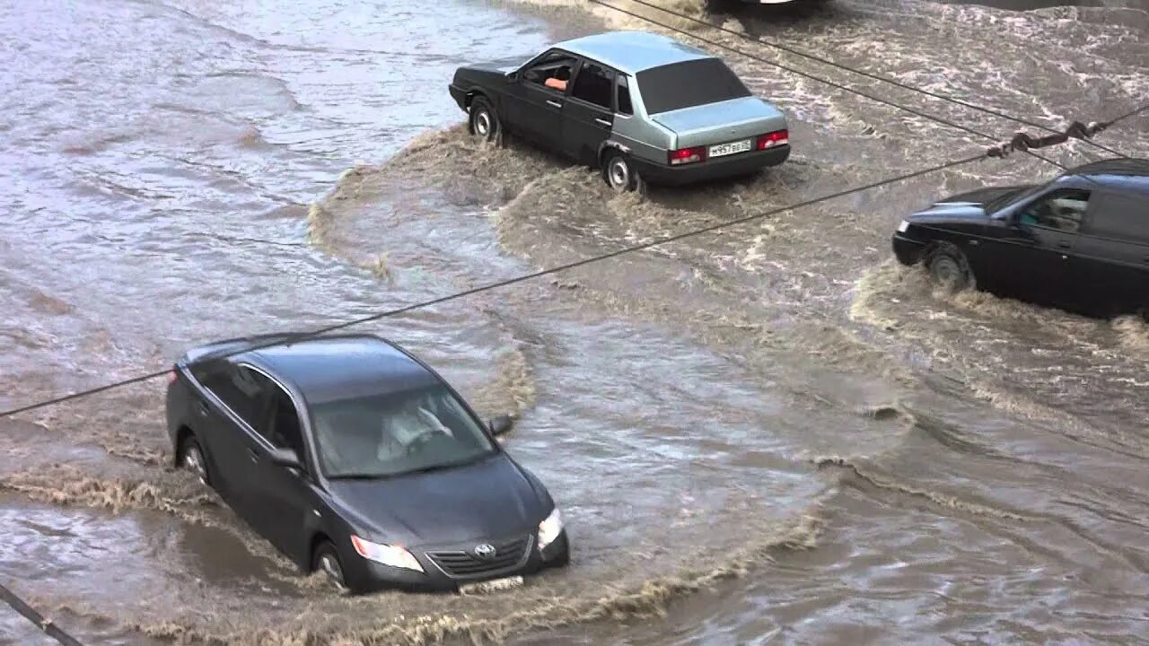 Машину смыло водой. Потоп в Махачкале. Дагестан Махачкала потоп. Дагестан наводнение 2021. Наводнение в Махачкале сейчас.