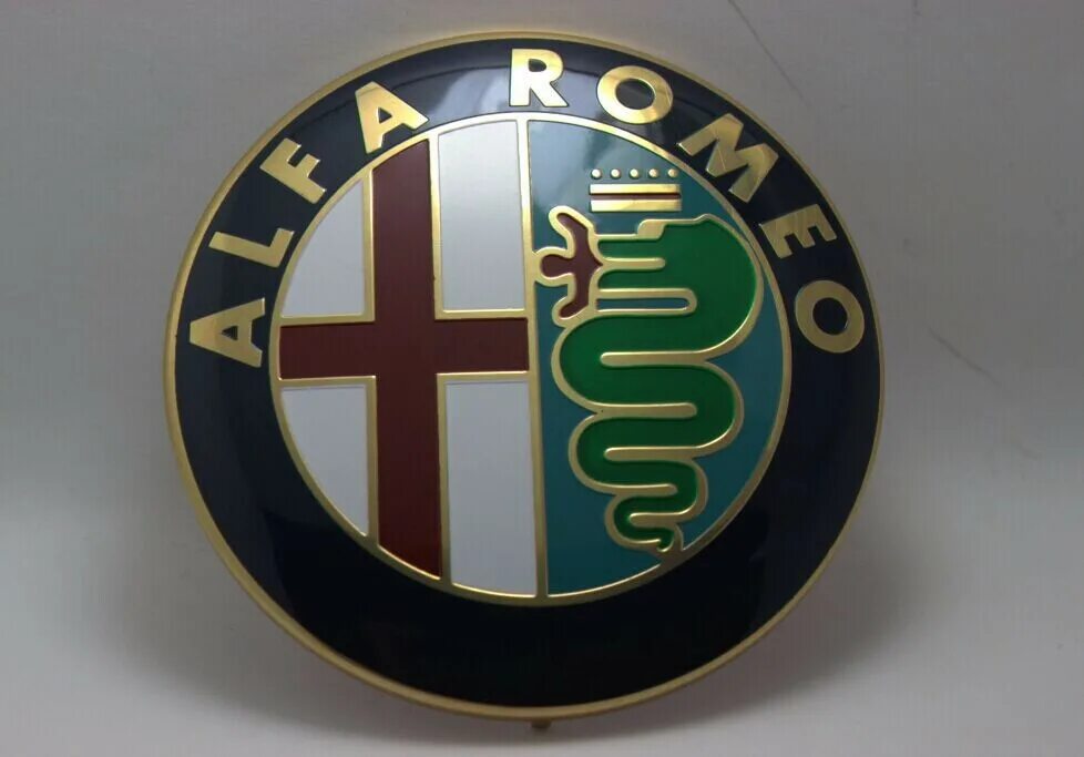 Знак альфа ромео. Альфа Ромео автомобиль значок. Альфа Ромео шильдик. Шильдик Альфа Ромео 1970. Эмблема капота Альфа Ромео 156 2004.