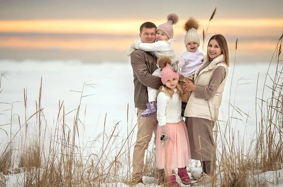 Новое в современных семьях. Современная семья. Семья трое. Русские семьи. Фон семья трое детей светлый.