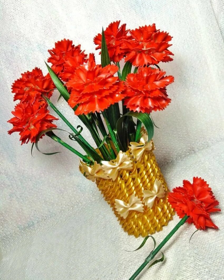 Поделки из макаронных изделий. Цветы из макаронных изделий. поделка цветы. цветочная композиция к 9 мая. поделки цветов своими руками.