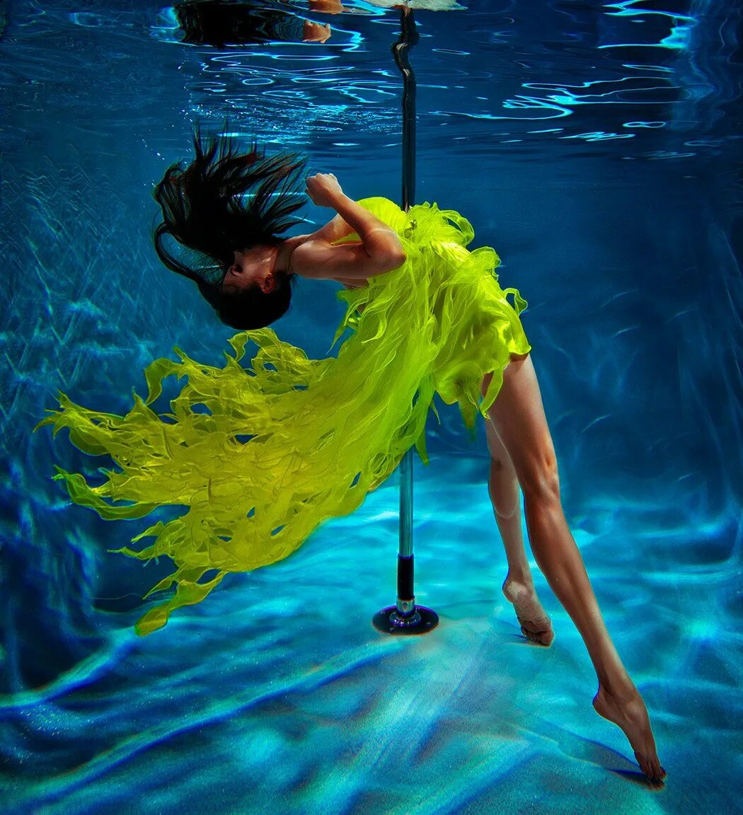 Танец с водой. Танцы на воде танцевальная группа мужчин. Зена холлоуэй. Танцующая девушка в воде. Шоу танцы на воде.