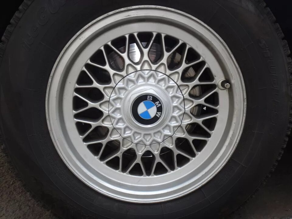 Е колпаков. БМВ е34 5 стиль r15. BMW e34 5 стиль r15. BMW 5 стиль r15. 5 Стиль r15 BMW e38.