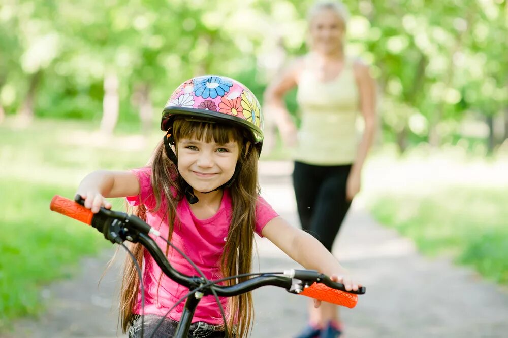 The children ride bikes. Дети с велосипедом. Велик для детей. Дети катаются на велосипеде. Счастливый ребенок на велосипеде.