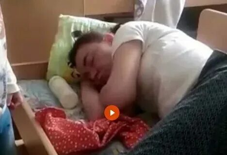 Парень спящую маму видео