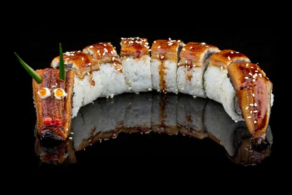 Ролл дракон с угрем. Унаги маки ролл дракон. Хатимаки ролл дракон. Унаги ролл дракон. Угорь дракон суши.