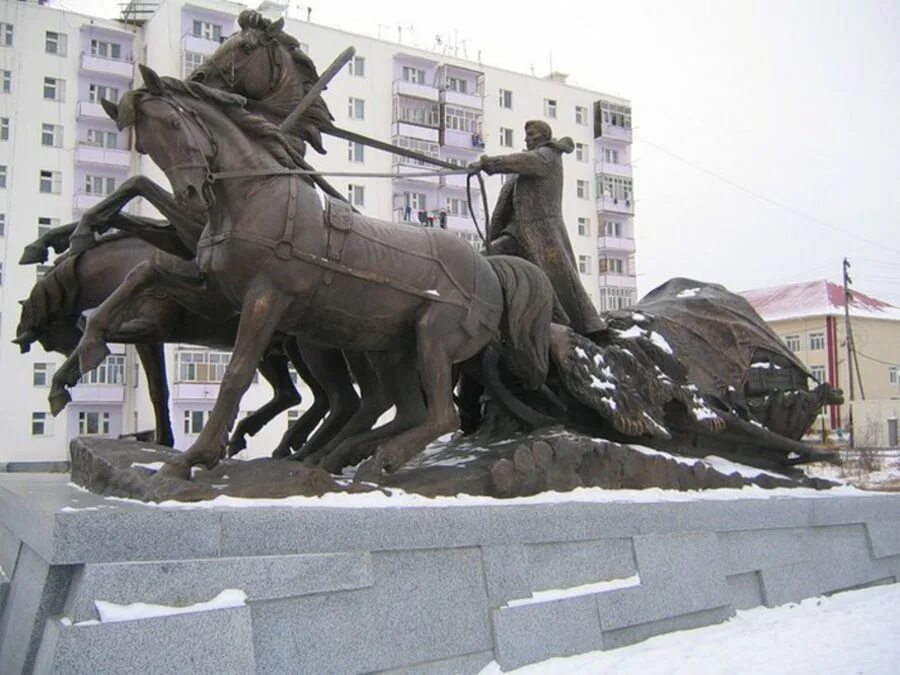 Ленск памятник тройка. Памятник тройка лошадей в Ленске. Памятники лошадям Великой Отечественной войны. Скульптурная композиция тройка в Ленске.