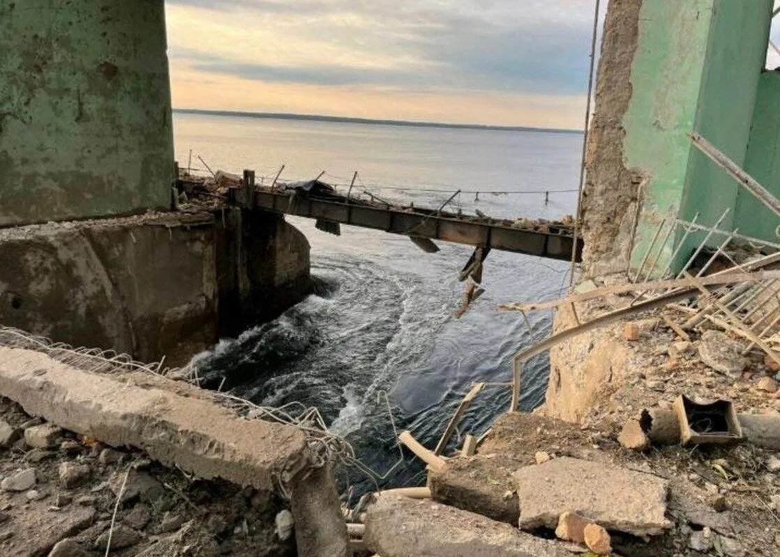 Дамба в казахстане прорыв 2025. Подрыв дамбы каховского водохранилища. херсонская область дамба каховского моря. каховская гэс потоп. каховское водохранилище затопление.