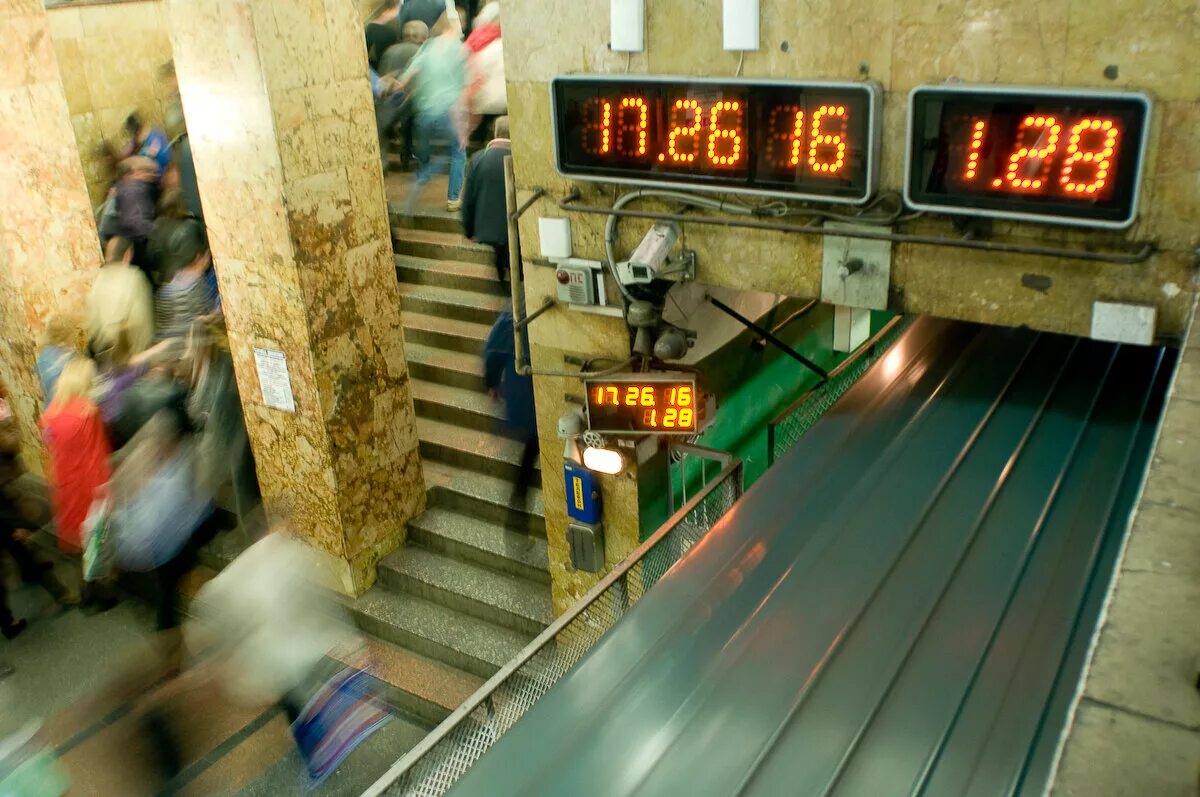 4 часа в метро. Интервальные часы московский метрополитен. табло в московском метро. metro станции табло. московский метрополитен табло.