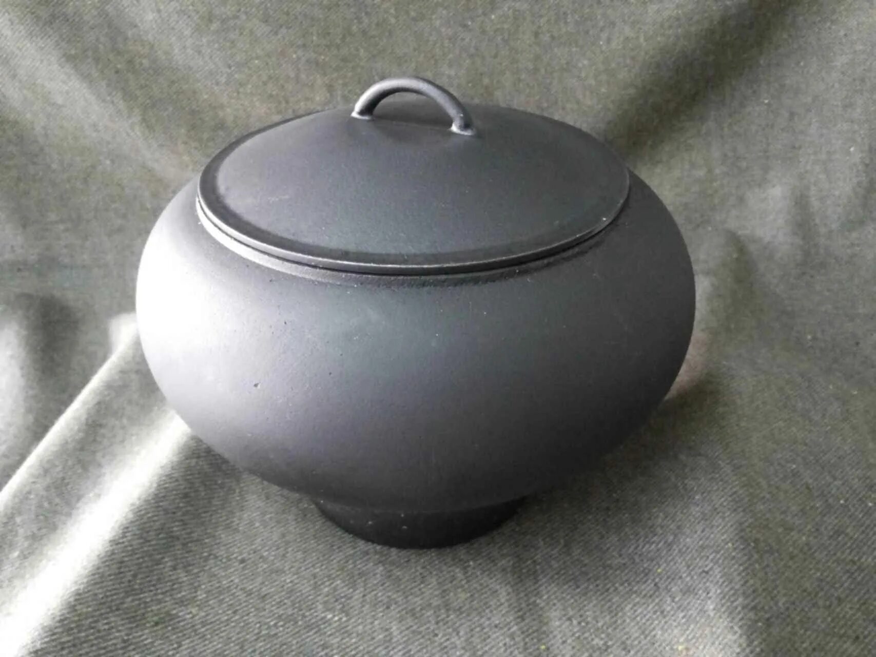 C крышкой 6082668. Чугунок лтз. Чугунок фото. Чугунок. Чугунная посуда апекс.