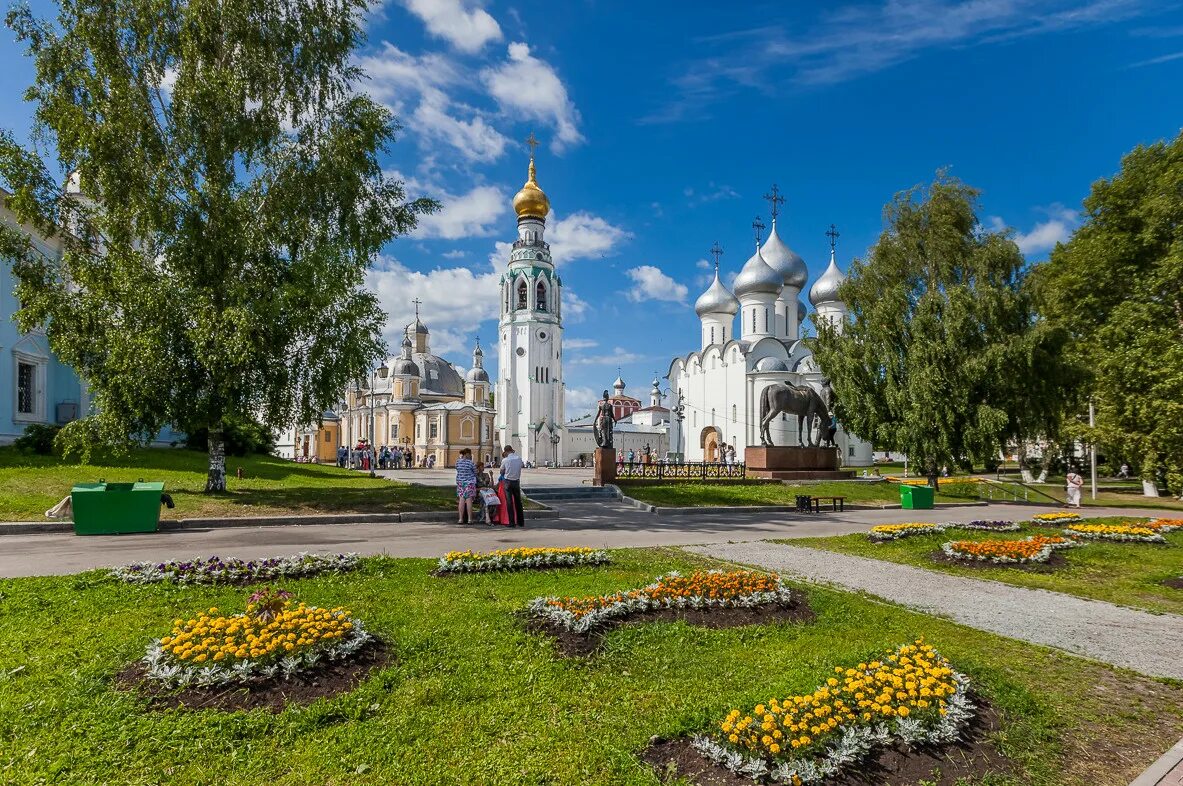 Вологда погулять. Вологодский Кремль Вологда. Вологда центр города. Достопримечательности Вологды Вологодский Кремль. Вологодский Кремль площадь.