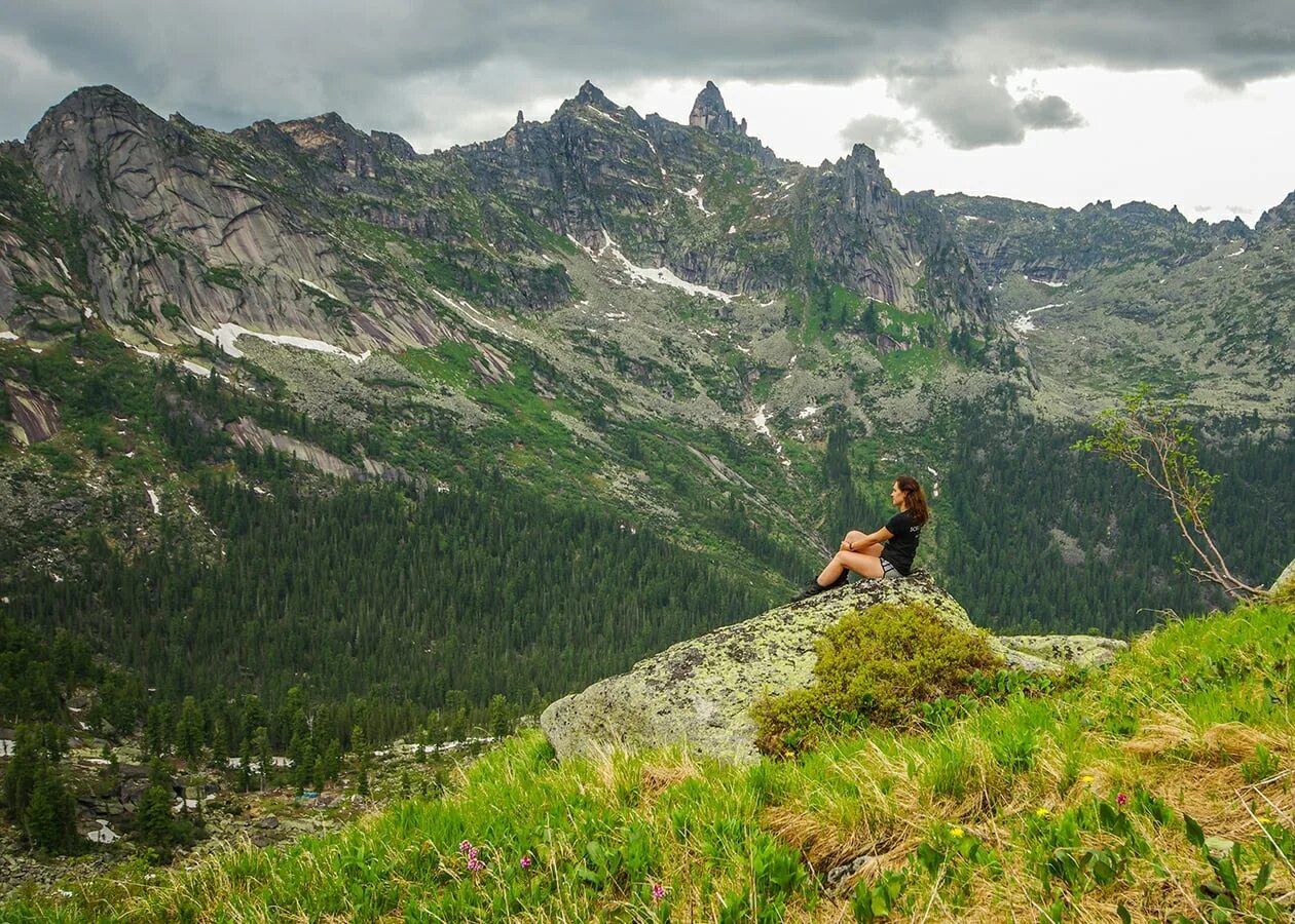 Гора спящий саян хакасия. Саяны путешествие. Иркутск горы саяны. Заповедник ергаки висячий камень. Ергаки треккинг.